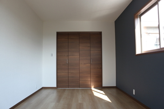2階洋室、正面にはウオークインクローゼット