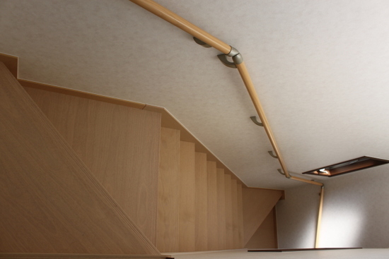 階段室より明りを取り入れています