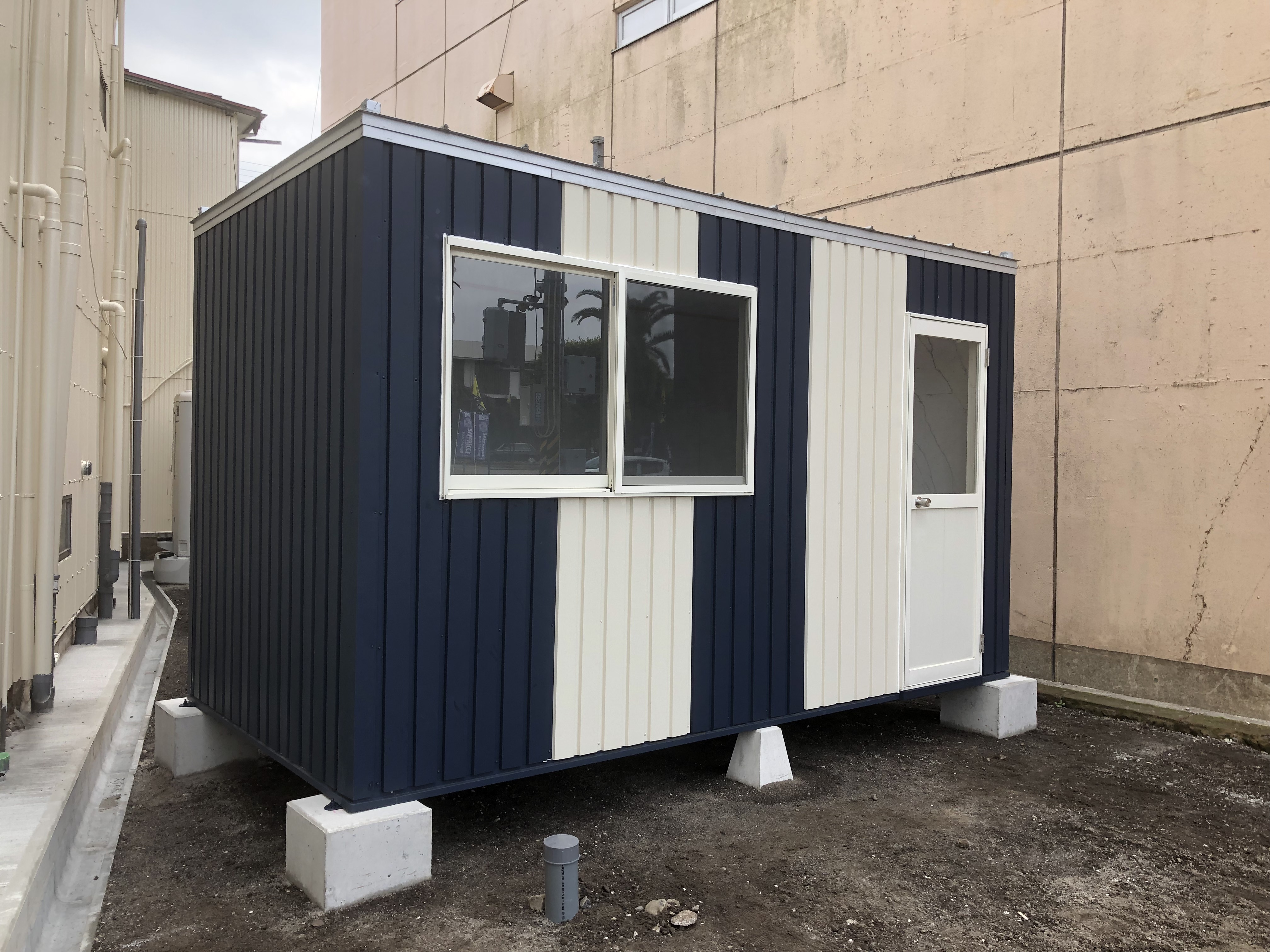 24ハウス 紺色とクリーム色のストライプ