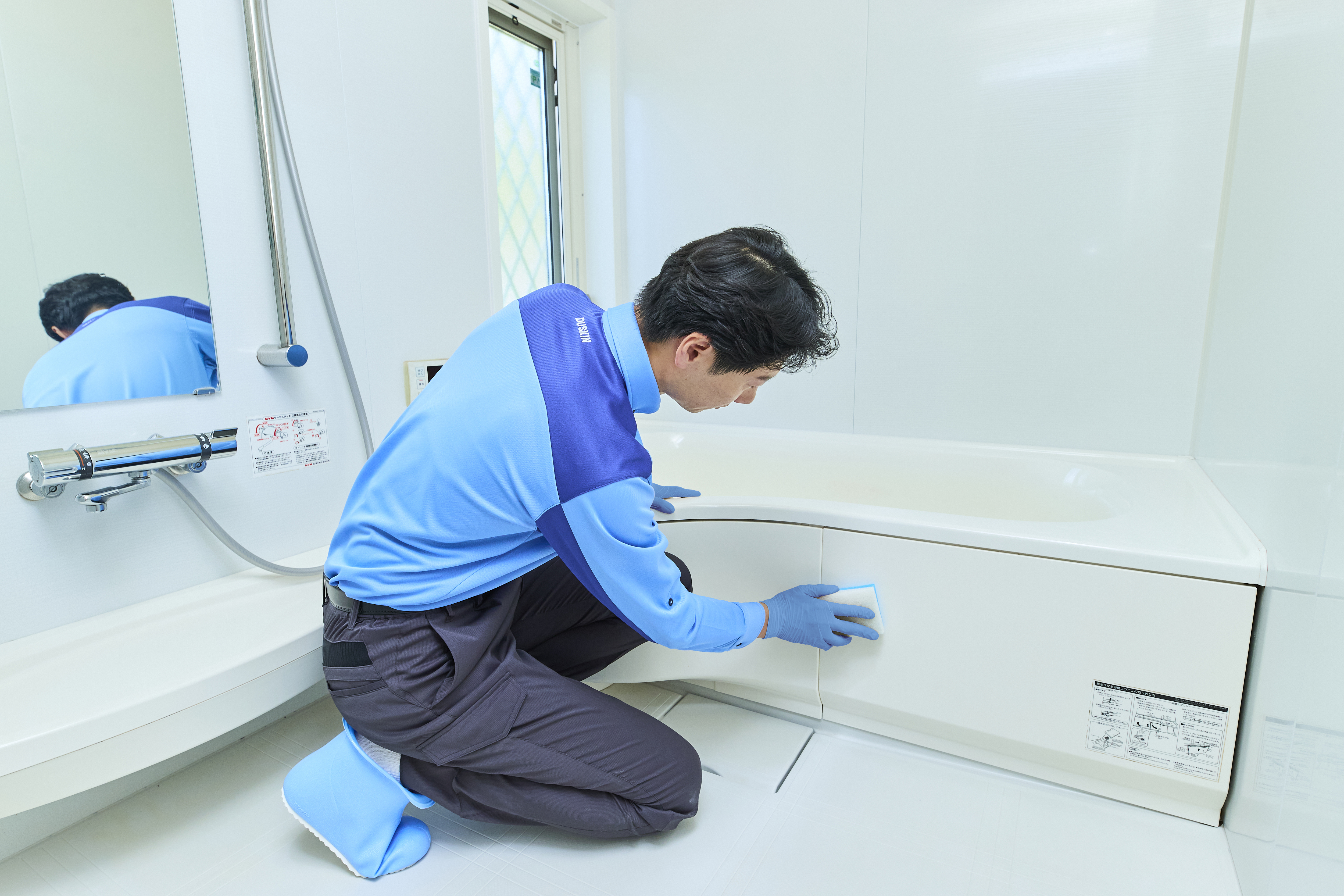 家庭用_浴室クリーニング_男性_サービスシーン_2026