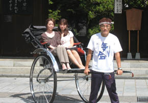 大野市寺町通りの人力車