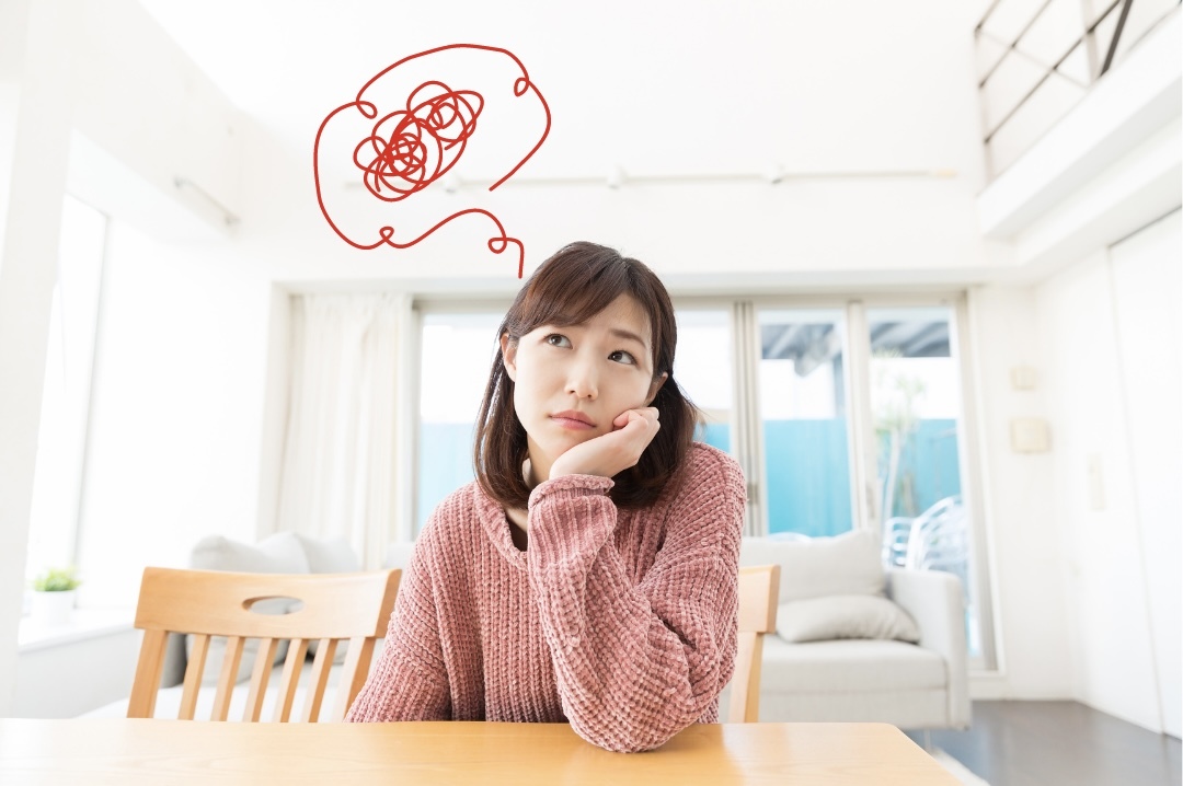 考える女性