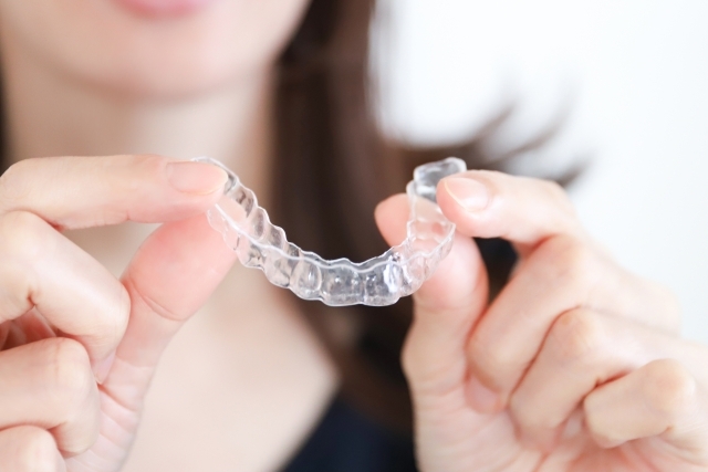 マウスピースを持った手元