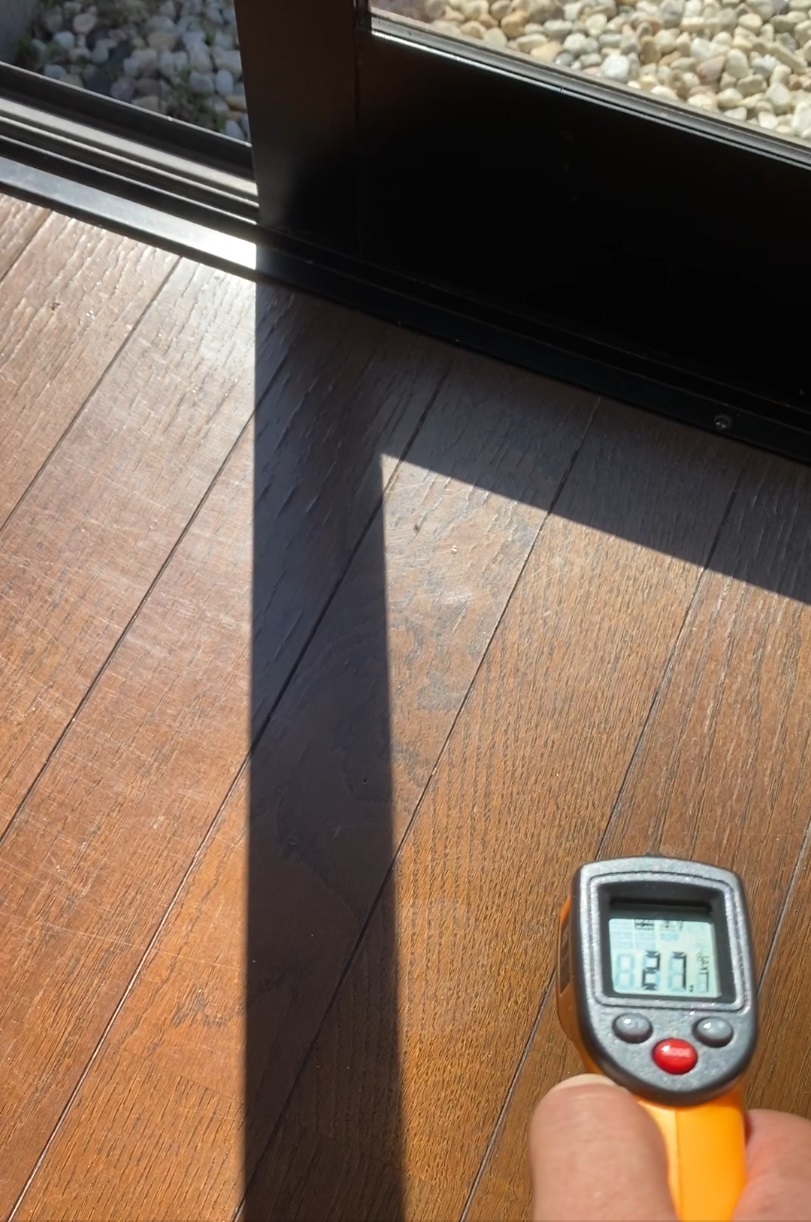 フィルム施工した窓側の床温度は27度!