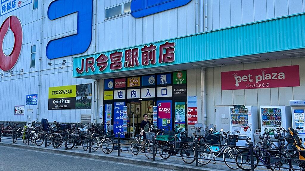 ③出口を出ますと目の前にコーナンがありますので左に向かいます。