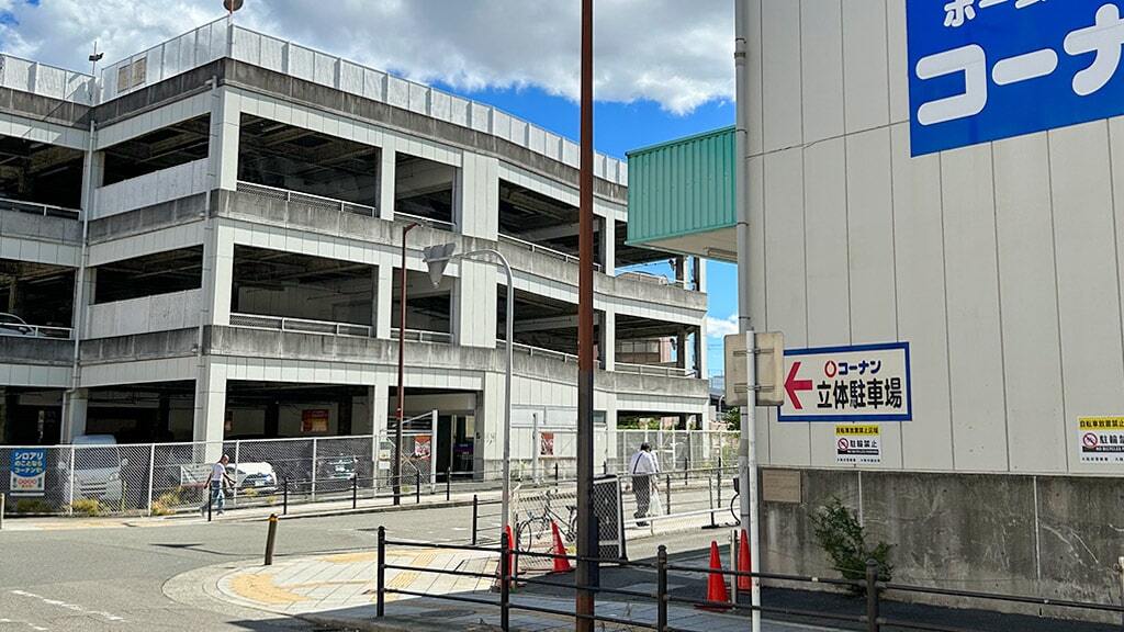 ④するとコーナンの立体駐車場が見えてきます。コーナンと立体駐車場の間の道に行くために右に曲がります。