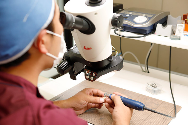 P5補綴物を研磨する様子