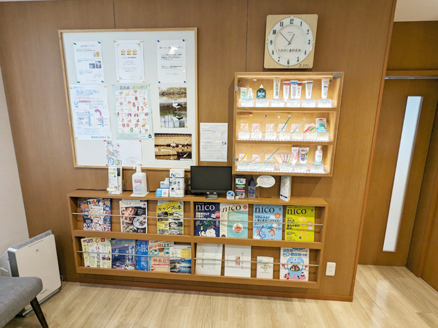 ケアグッズディスプレイと本棚