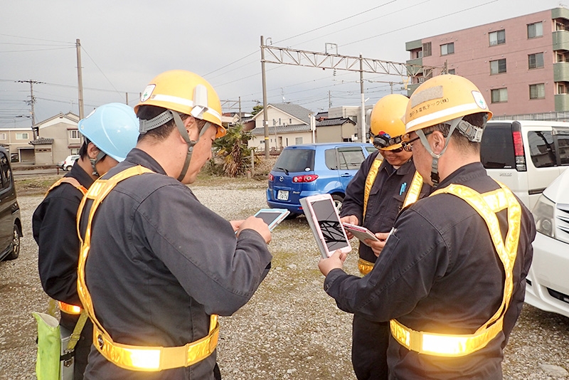 作業前ミーティング(タブレット使用)