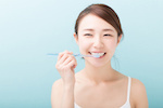 woman brushing teeth_84184961