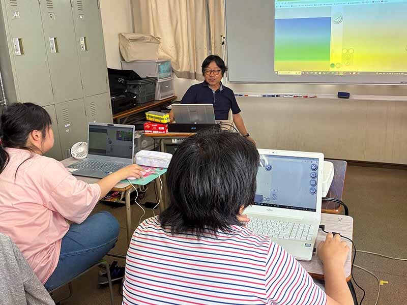学園内でパソコンを使って学ぶ学生