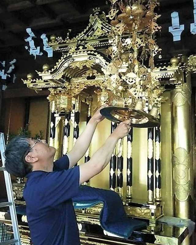 高所や須弥壇の掃除-1