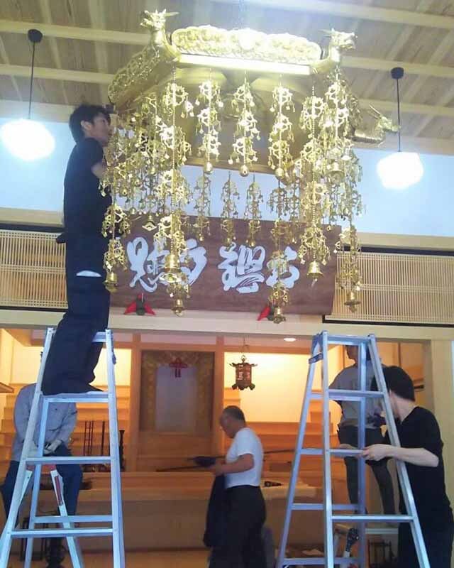 高所や須弥壇の掃除-2