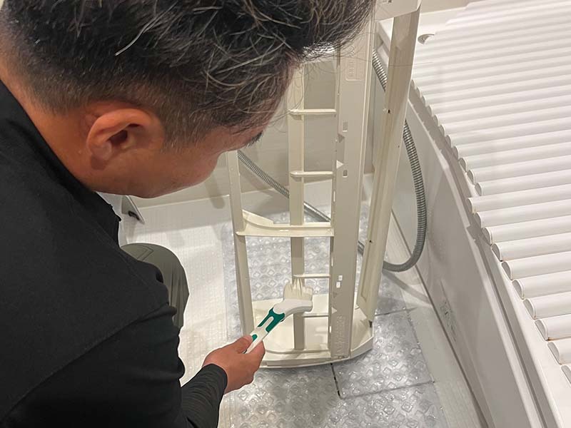 手作業でパーツ洗浄|エアコンクリーニング