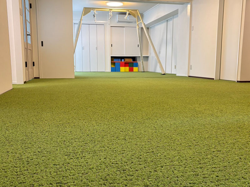 まなびのハコ人工芝の床