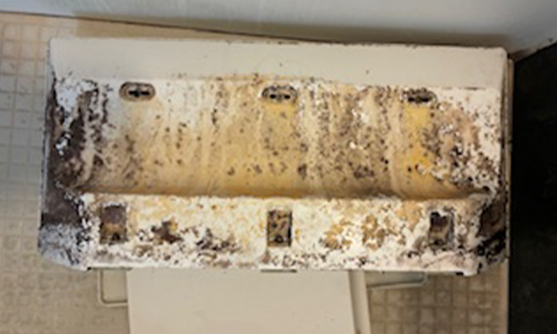 浴室蛇口下の棚Before