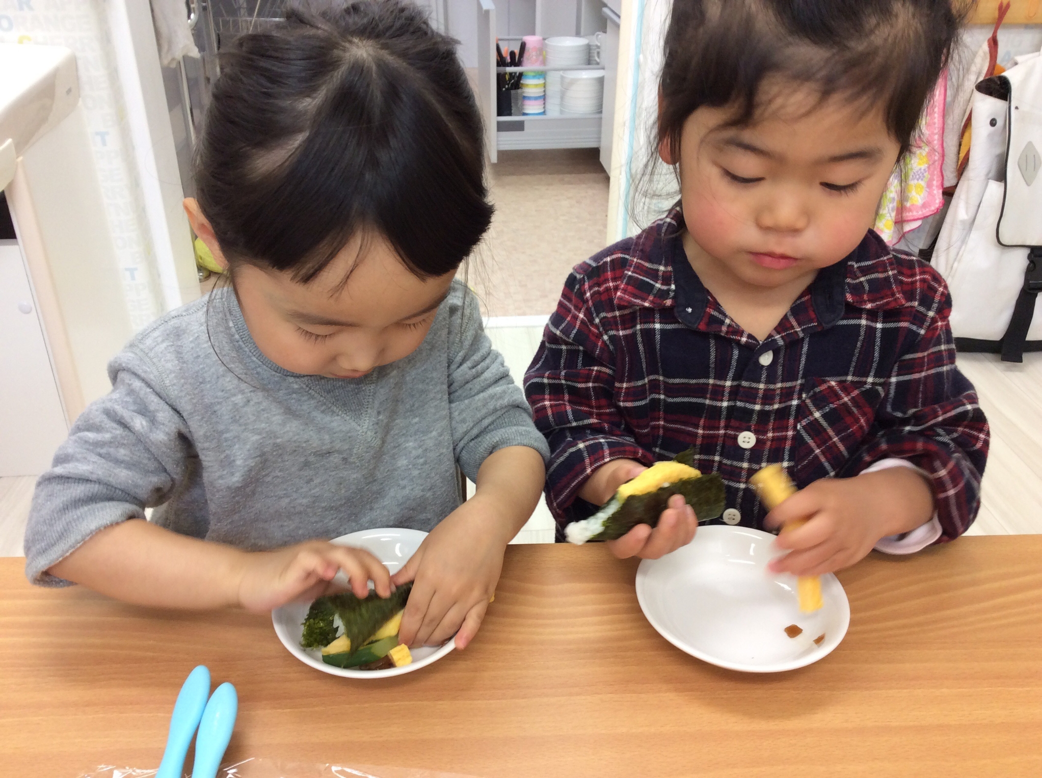 マリー保育園江田 節分を前に恵方巻ならぬ手巻き寿司を作って食べました