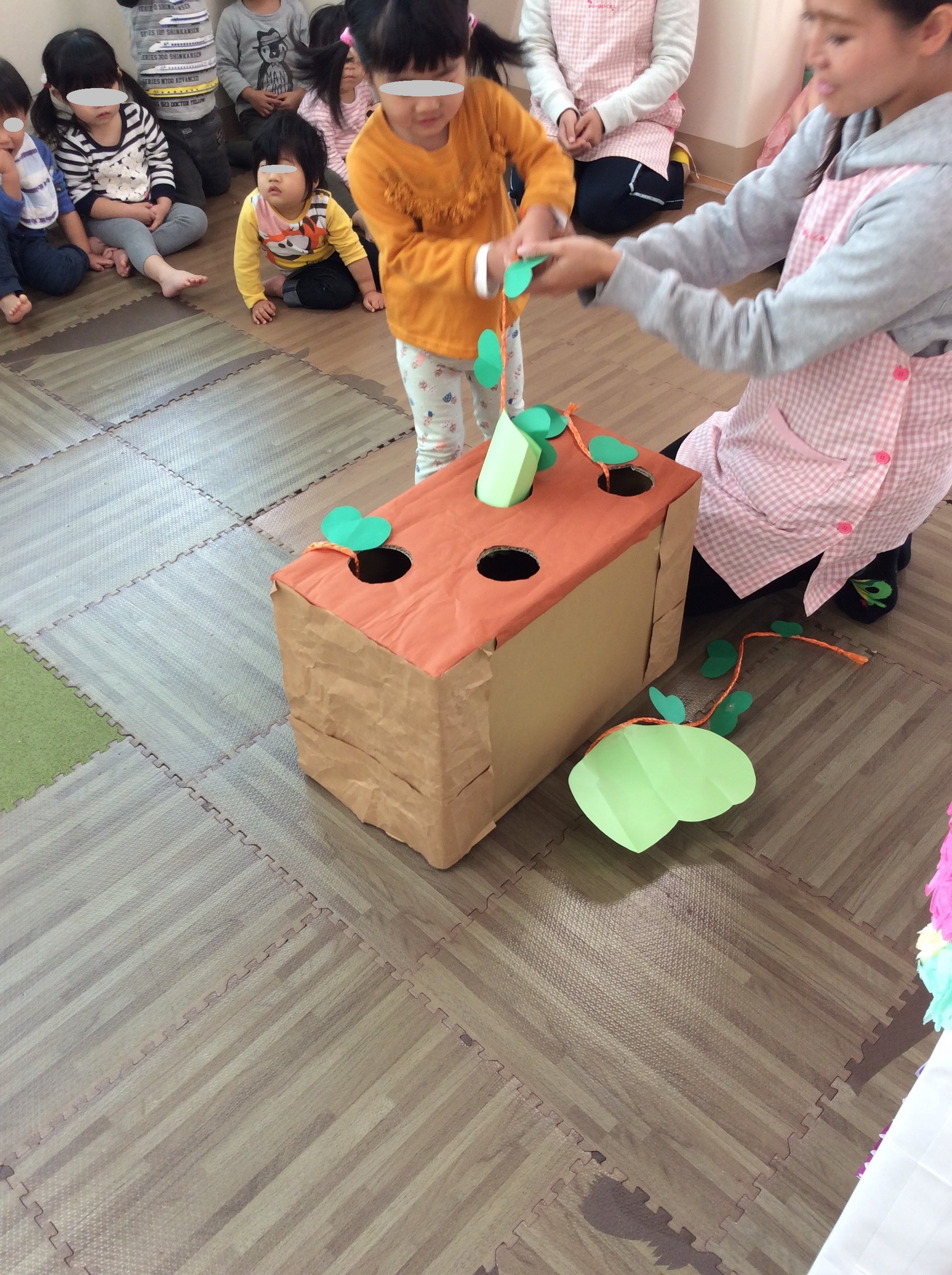 マリー保育園 富士見台 みんなで3歳と１歳のお誕生児をお祝いしました