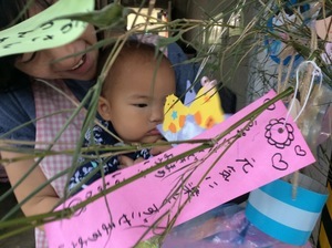 マリー保育園江田 江田の七夕 みんなで飾りつけをして七夕まつりをしました 各クラス素敵なオブジェを作り 親子で願い事を書いた短冊 を飾っていただきました いつでも笑顔でハッピー お肉をたくさ