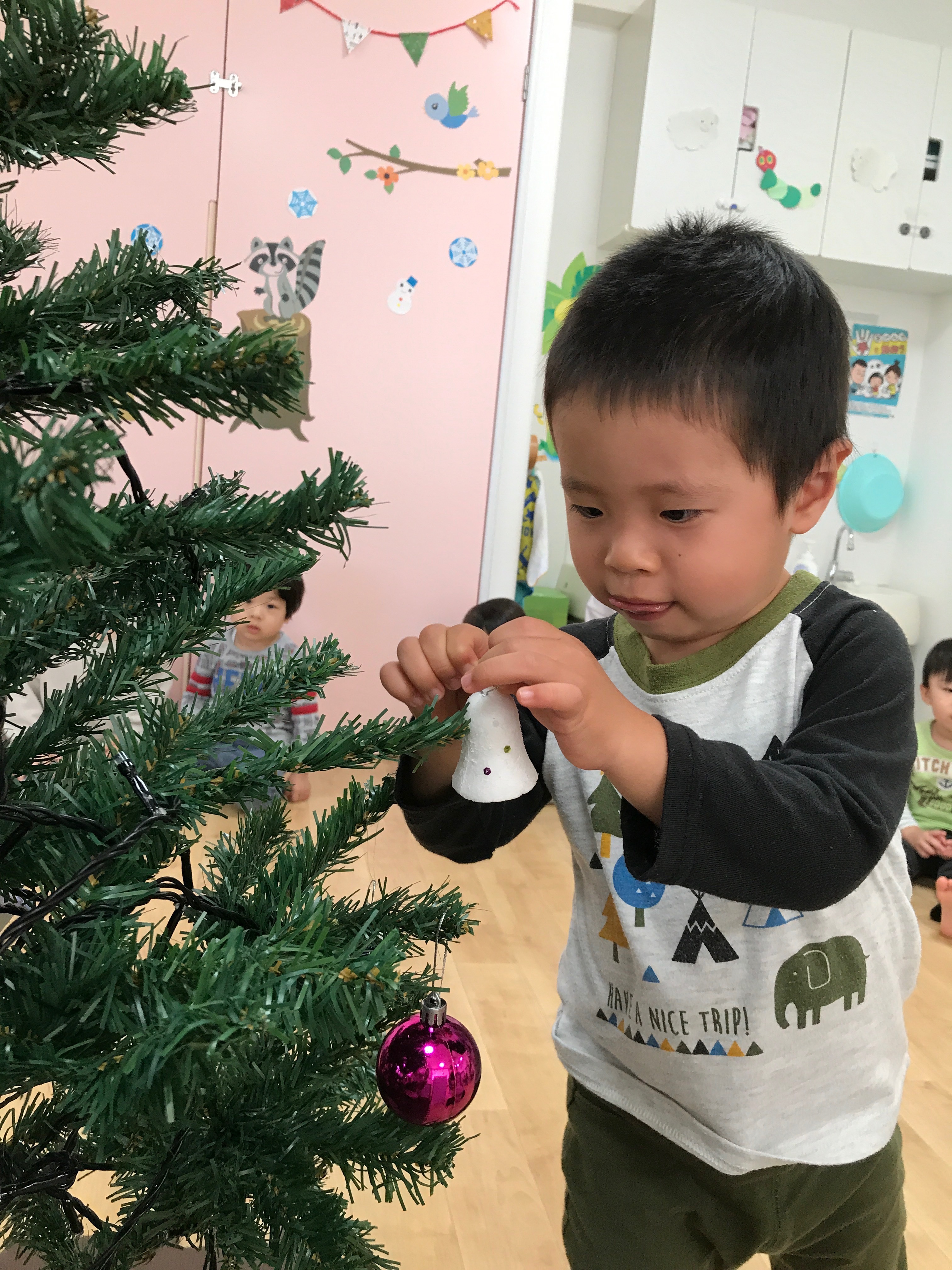 マリー保育園市が尾 クリスマスツリーの飾り付けをしたよ マリー保育園市が尾 クリスマスツリーの飾り付けをしたよ