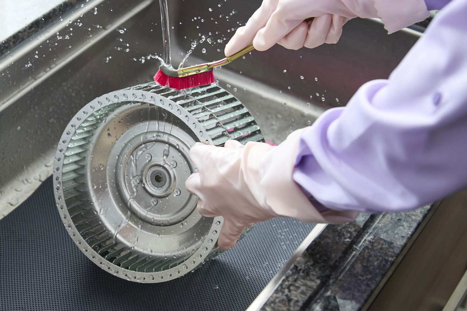 レンジフードクリーニング_3_ファン水洗い