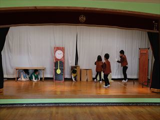 発表会 写真は 予行練習のものを含んでいます 大勢のお客さんの前に立ち 緊張しながらも歌ったり演じたりしました 幕が閉まると どの年齢もやり切った満足感が満ちていました 発表会 写真は 予行練習のものを含んでいます 大勢のお客さんの前に立ち 緊張しながらも歌ったり演じたりしました 幕が閉まると どの年齢もやり切った満足感が満ちていました