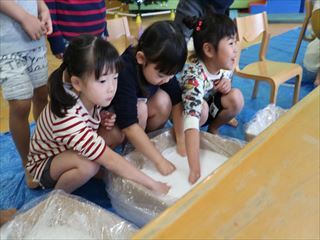 富山大学学生による科学実験教室片栗粉に水を入れた液体をたたいたり 握ったりすると固まる ダイラタンシー実験 を行ってくださいました 立っているだけだと沈んでいくのに 足踏みをすると液体の上なのに