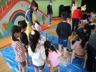 富山大学学生による科学実験教室片栗粉に水を入れた液体をたたいたり 握ったりすると固まる ダイラタンシー実験 を行ってくださいました 立っているだけだと沈んでいくのに 足踏みをすると液体の上なのに