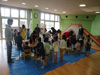 富山大学学生による科学実験教室片栗粉に水を入れた液体をたたいたり 握ったりすると固まる ダイラタンシー実験 を行ってくださいました 立っているだけだと沈んでいくのに 足踏みをすると液体の上なのに