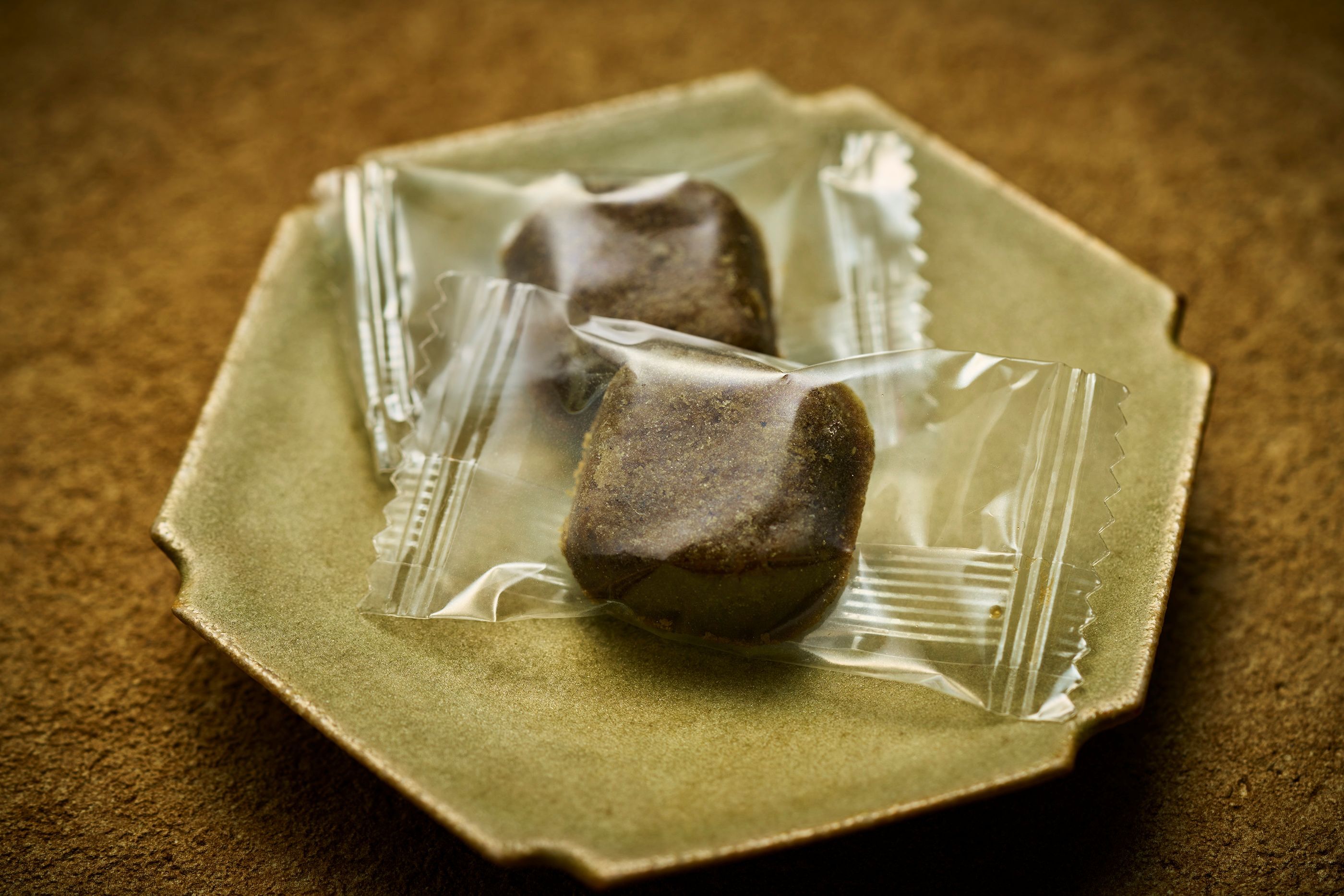 抹茶黒糖・金小皿の上の個別包装写真①