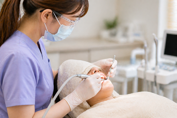 歯科医院で歯面を整えるための定期的なクリーニングの施術風景