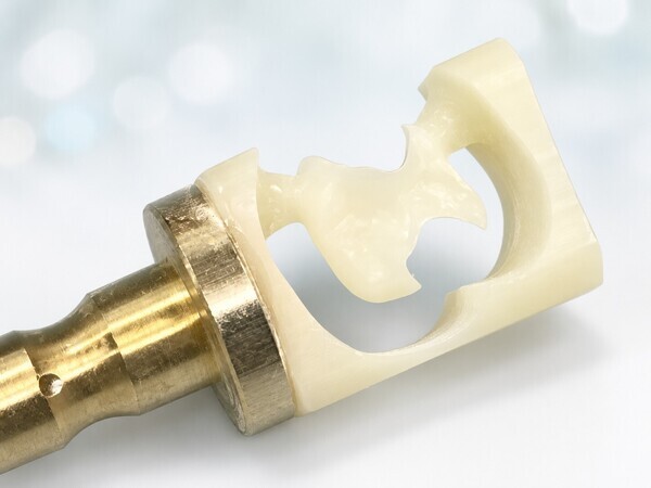 cad-cam-inlay-milled-from-resin-block_コピー