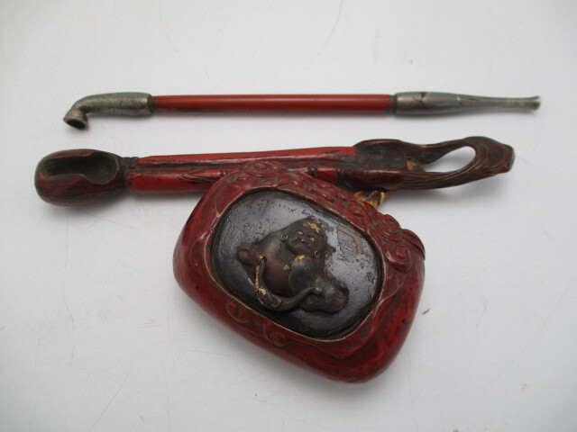 キセル　煙管　根付　煙草入れ　煙草筒　朱塗り　細工　緒締玉　銀象嵌　提げ物