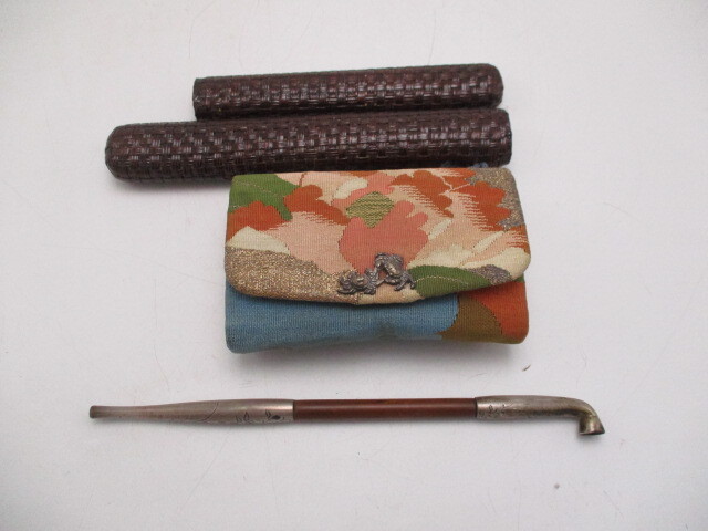 アンティーク 煙管 キセル 煙草入れ 蟹 サンゴ締緒 提げ物 銀吸口 彫刻