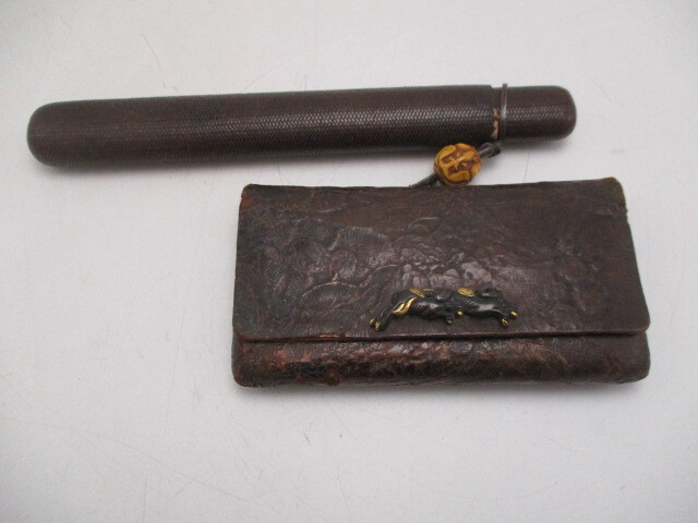 骨董品 レトロ アンティーク 煙草入れ 煙管入れ 提げ物 締緒玉 彫刻
