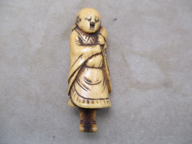 レトロ アンティーク 骨董品 中国美術 根付 運ぶ男 鹿角