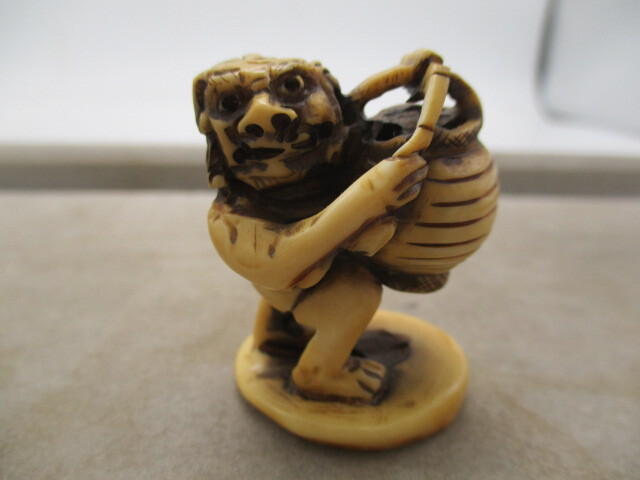 レトロ アンティーク 骨董品 根付 提灯を持つ鬼 在銘 広之 鹿角