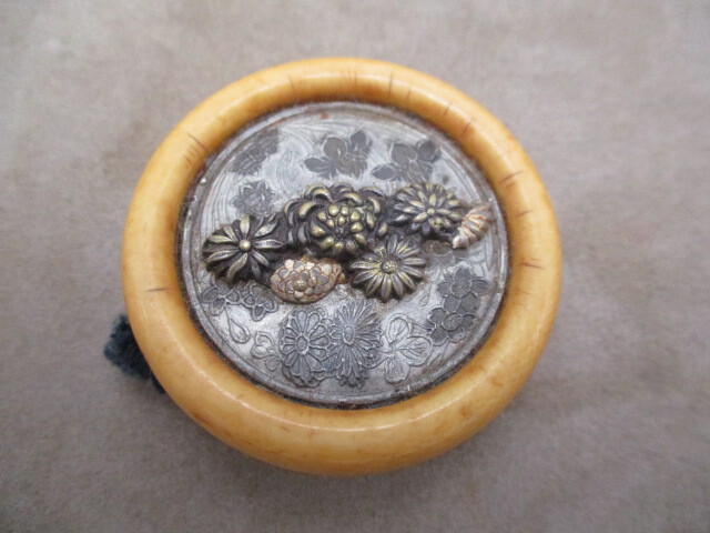 レトロ アンティーク 骨董品 鏡蓋根付 菊 鹿角