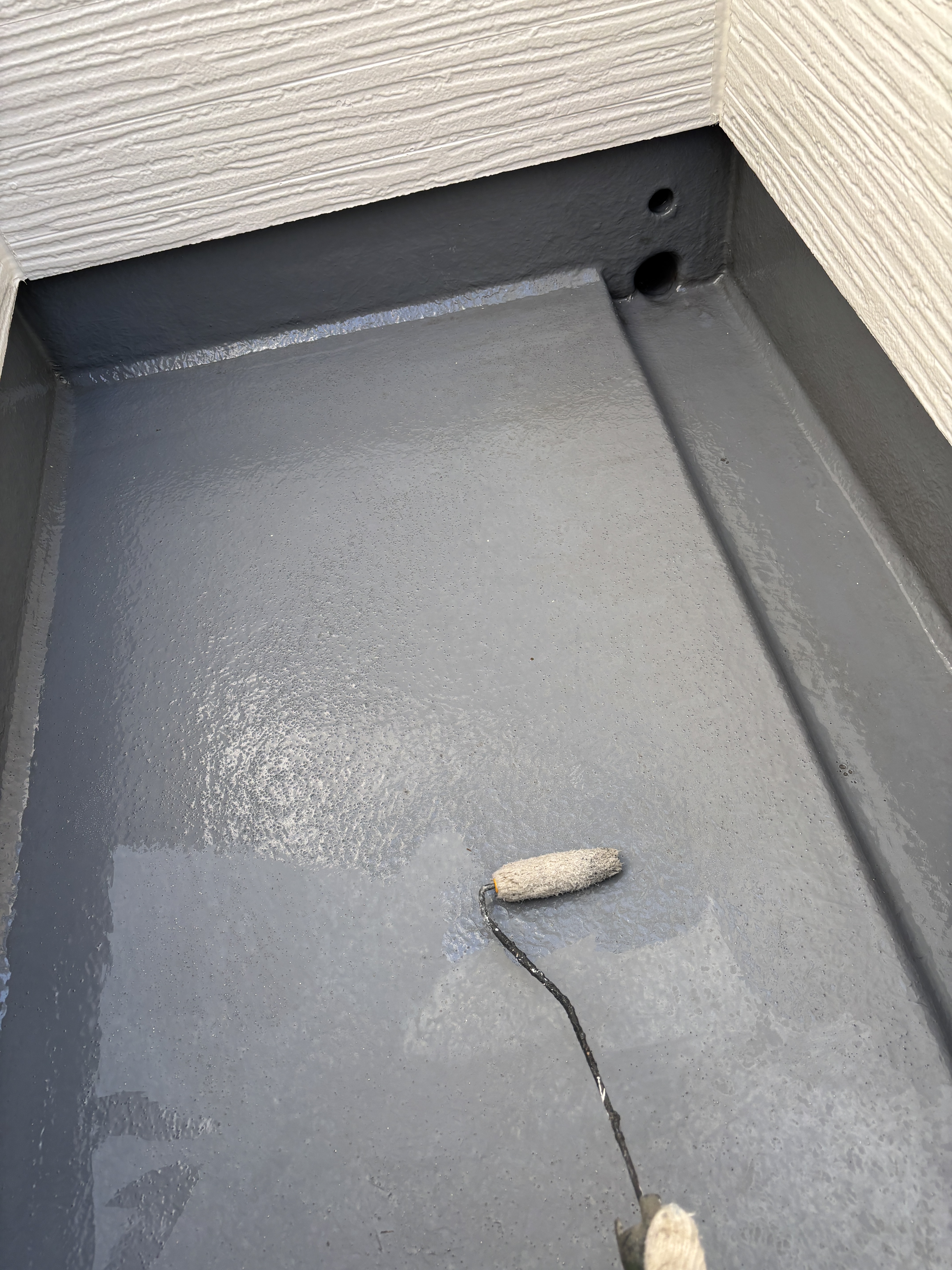 ベランダ床プライマー下塗り (1)