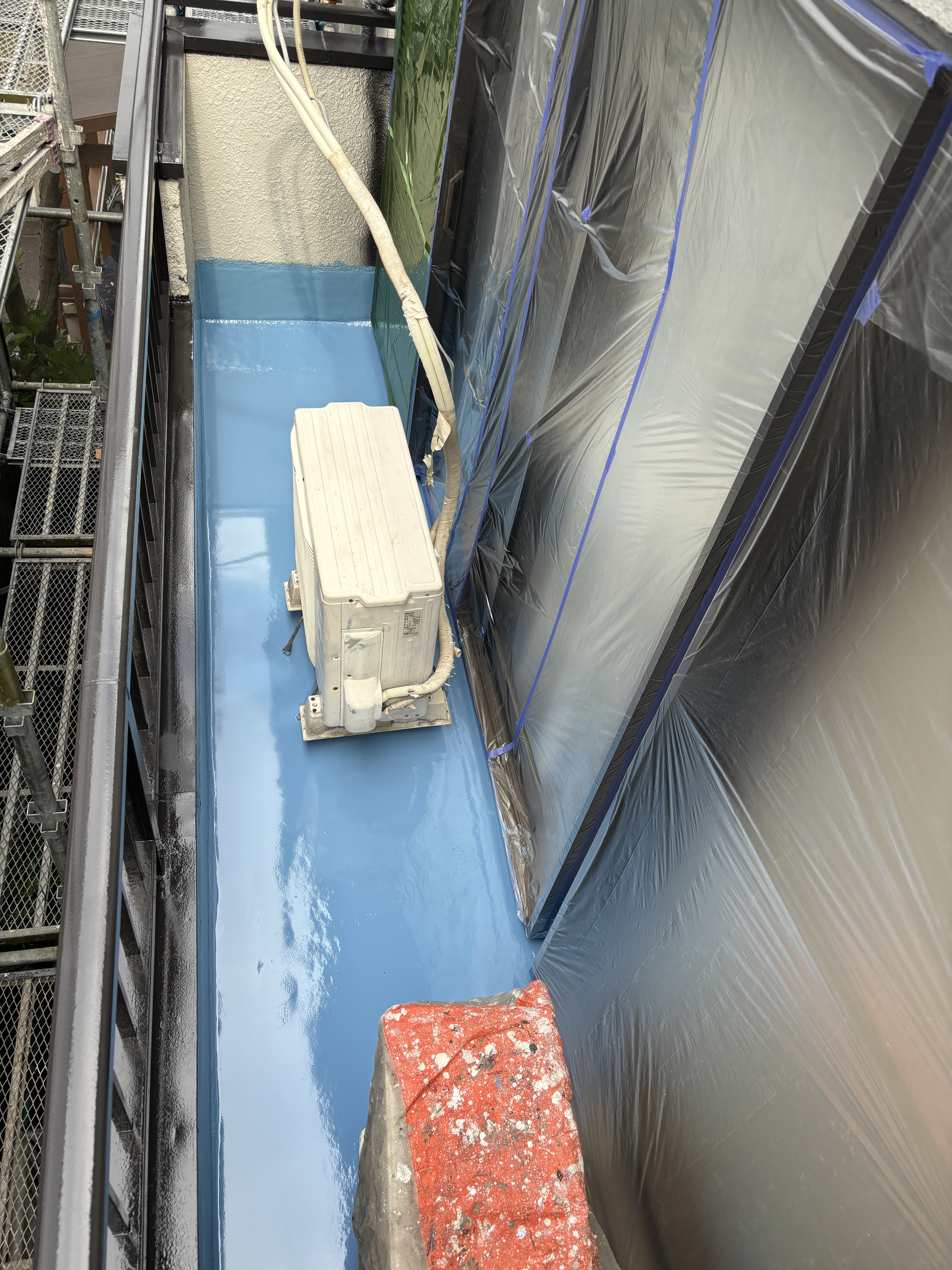 バルコニー床防水材塗布 (1)