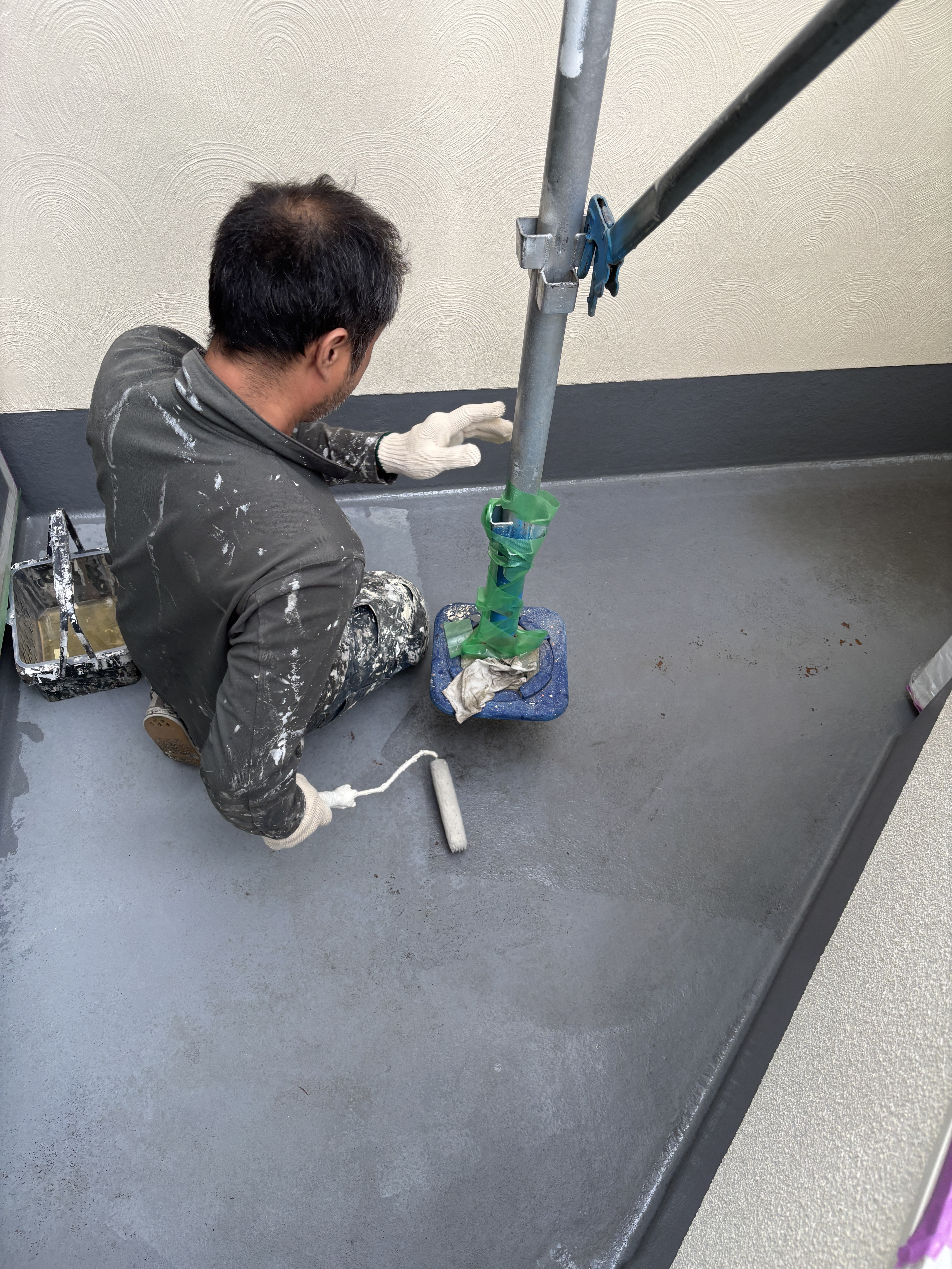 ベランダ床OP55Fプライマー塗布 (2)