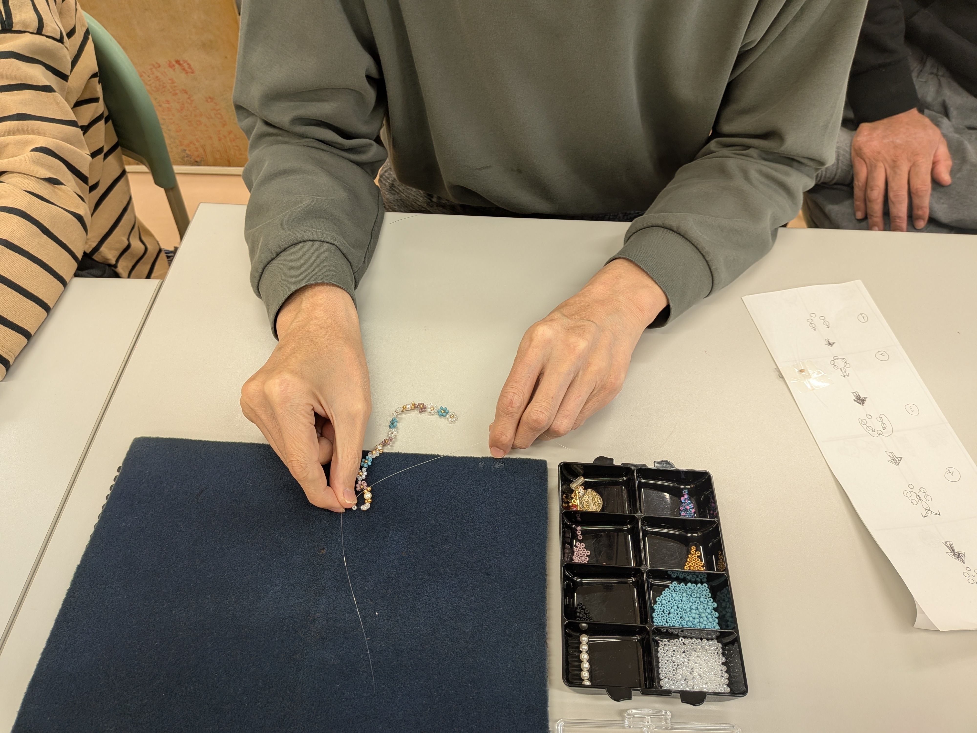 売れ筋のお花ブレスレット製作中