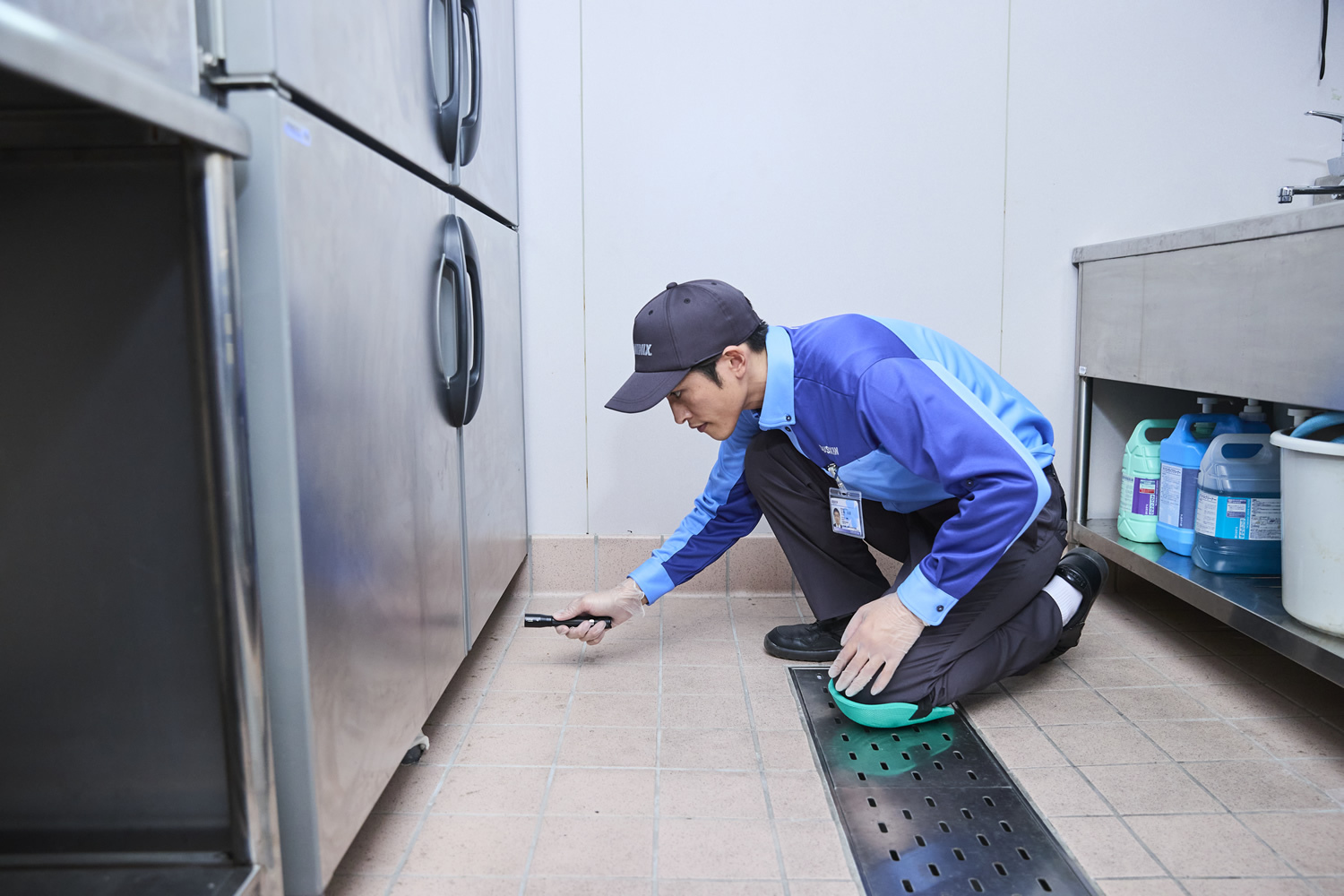 ネズミ駆除サービス_事業所用_厨房_男性_調査18469