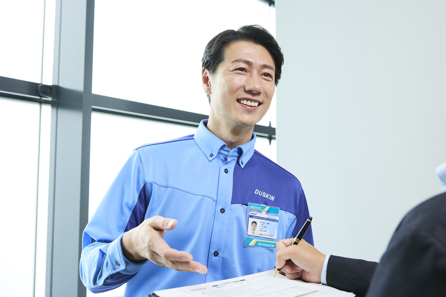 事業所用家庭用共通_SMユニフォーム男性_サイン_サービスシーン_2025