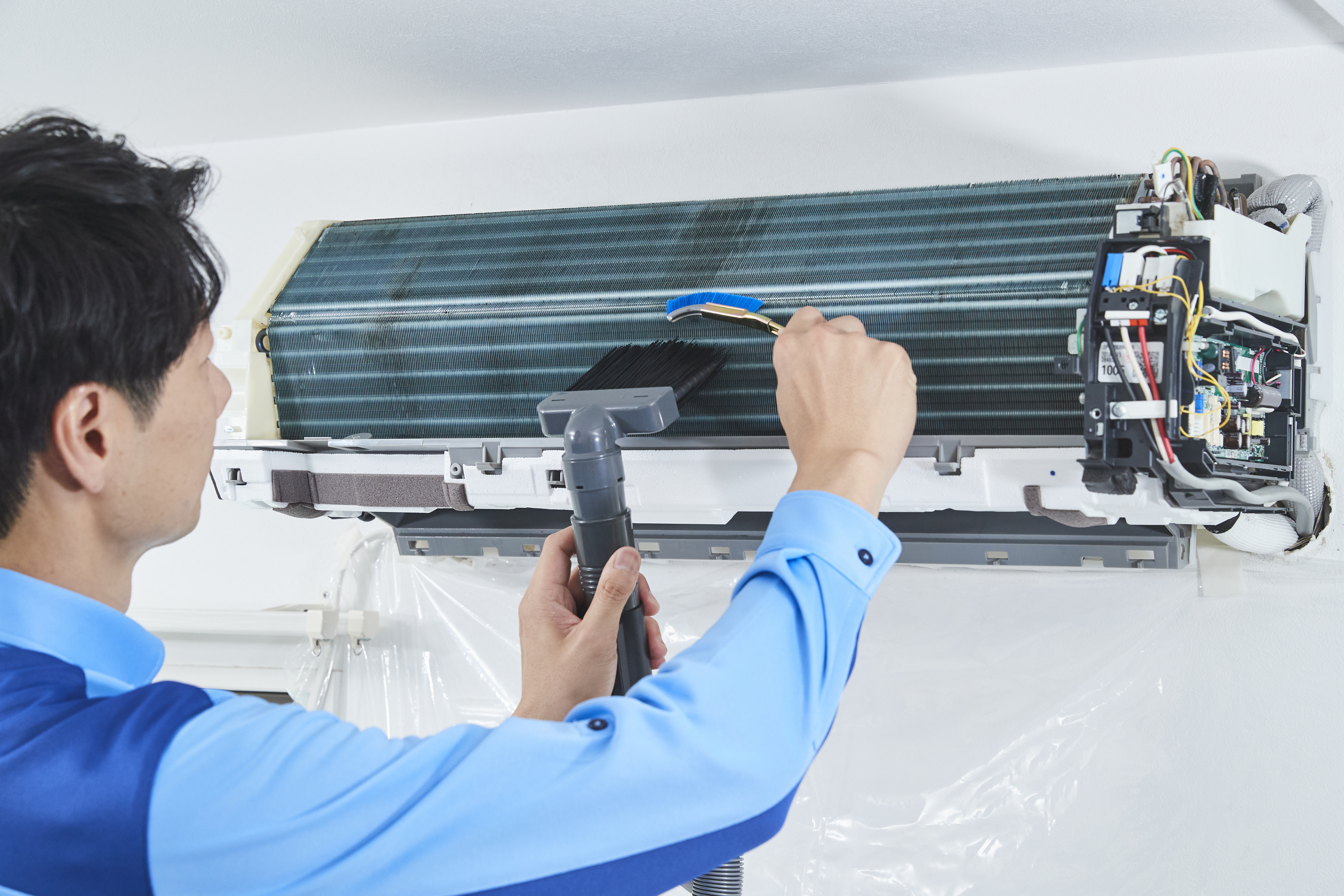 家庭用_エアコンクリーニング_ホコリ除去_サービスシーン_2025