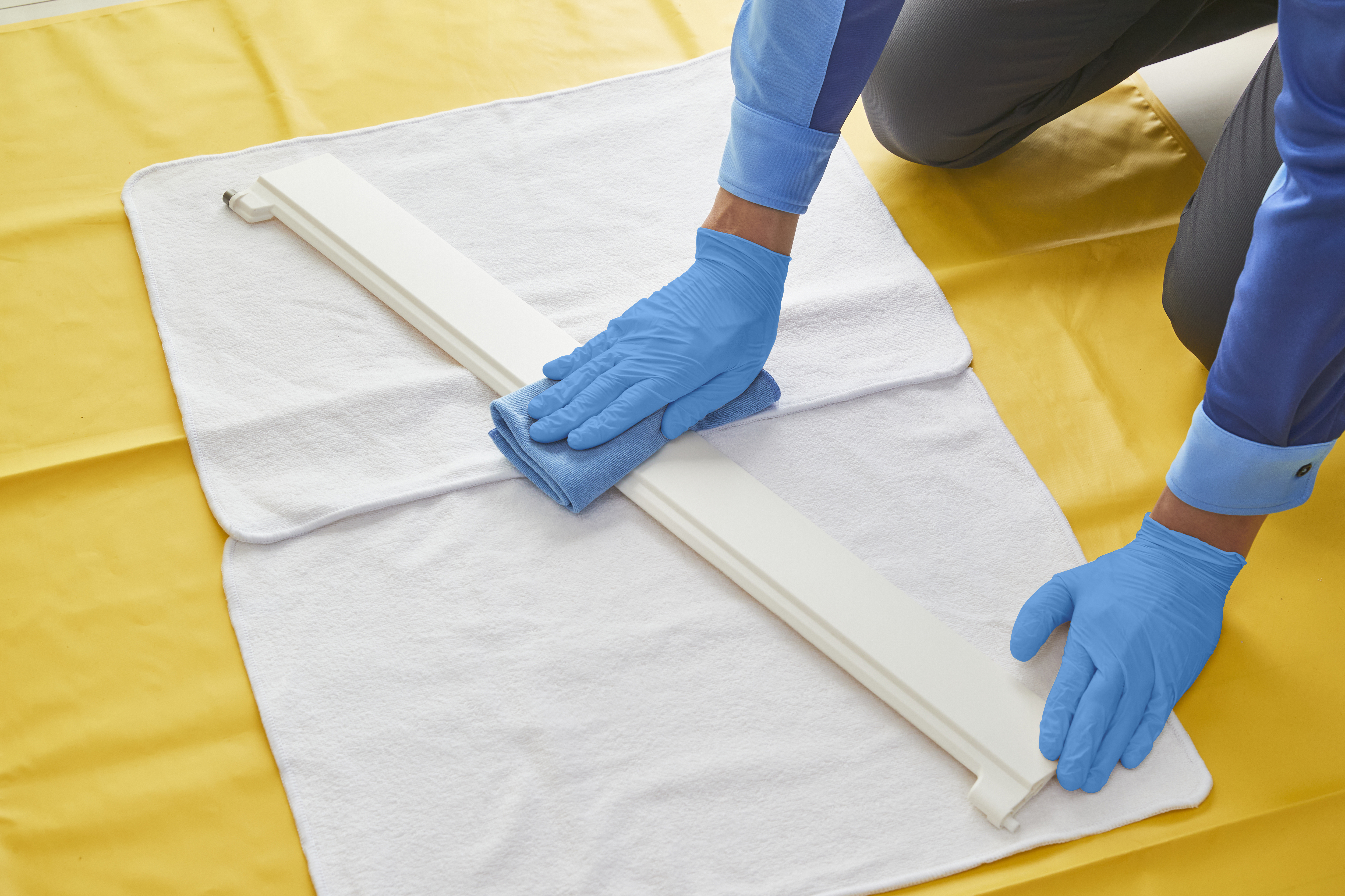 家庭用_エアコンクリーニング_拭き上げ_サービスシーン_2026