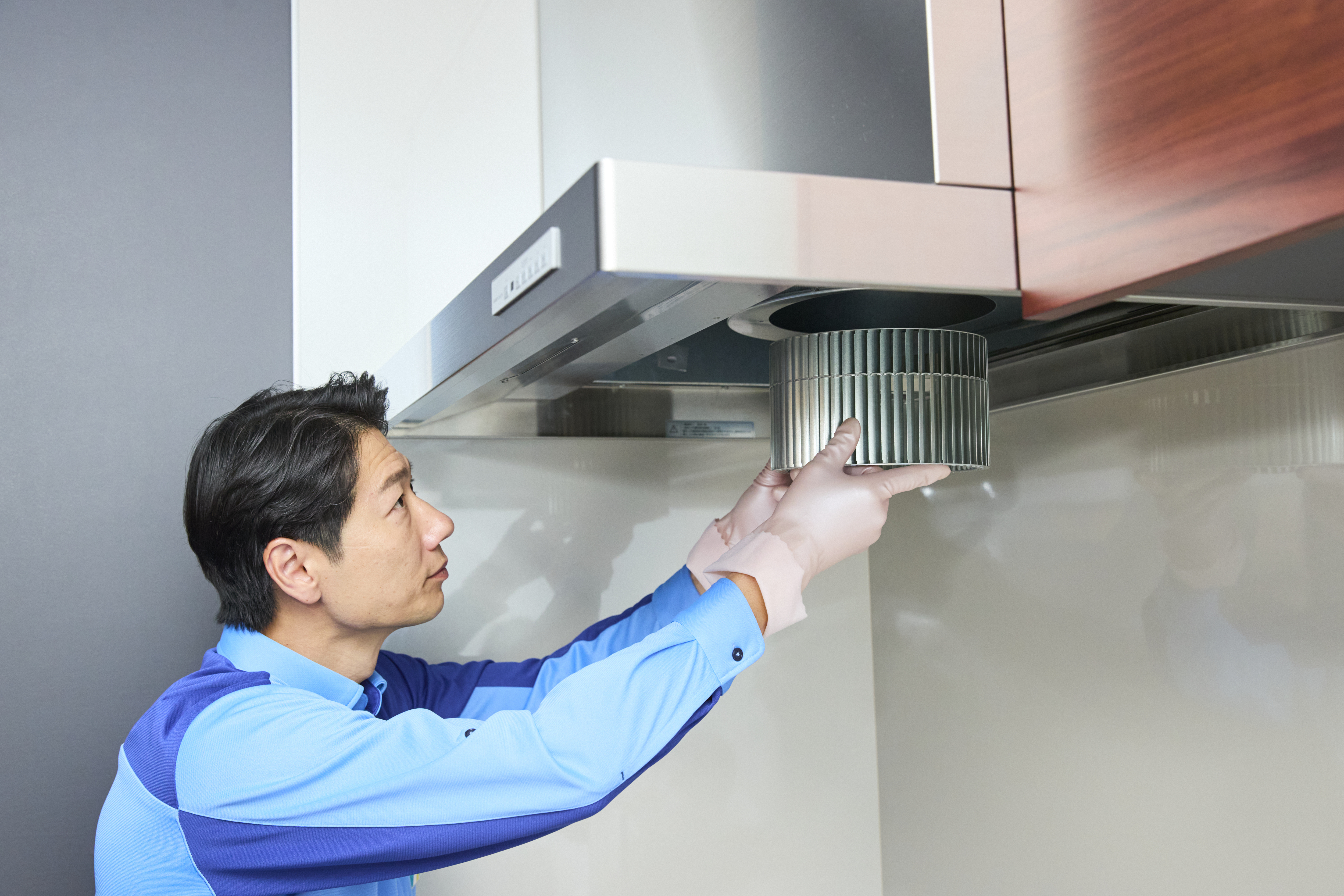 家庭用_レンジフードクリーニング_男性_サービスシーン_2025