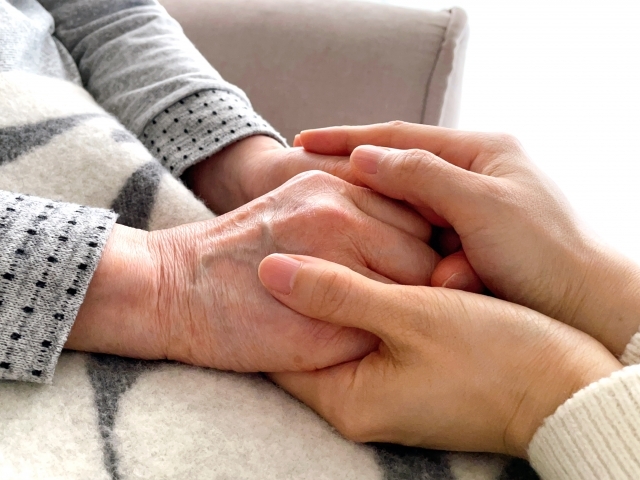 高齢者を安心手つなぎ画像