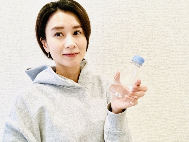 水分補給をする女性ペットボタル