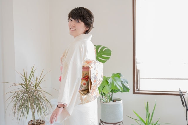 女性の斜め後ろ着物姿